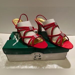 WOMEN’S ELEGANT ANNIE STRAPPY HEELS.